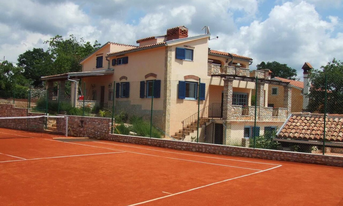 Strpacici House | Ruhiggelegene Villa mit eigenem Tennisplatz und Pool für Ausflüge in die Umgebu by Interhome