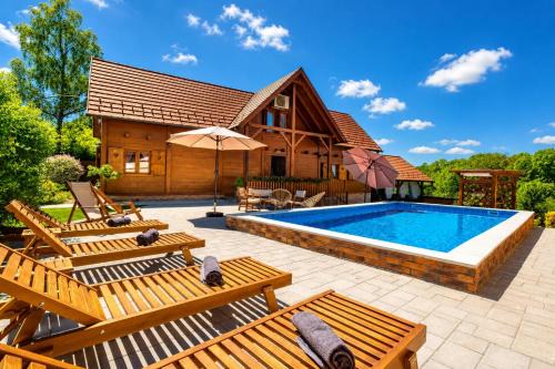 Kravarsko House | Rustic Cottage With Heated Pool - Happy Rentals