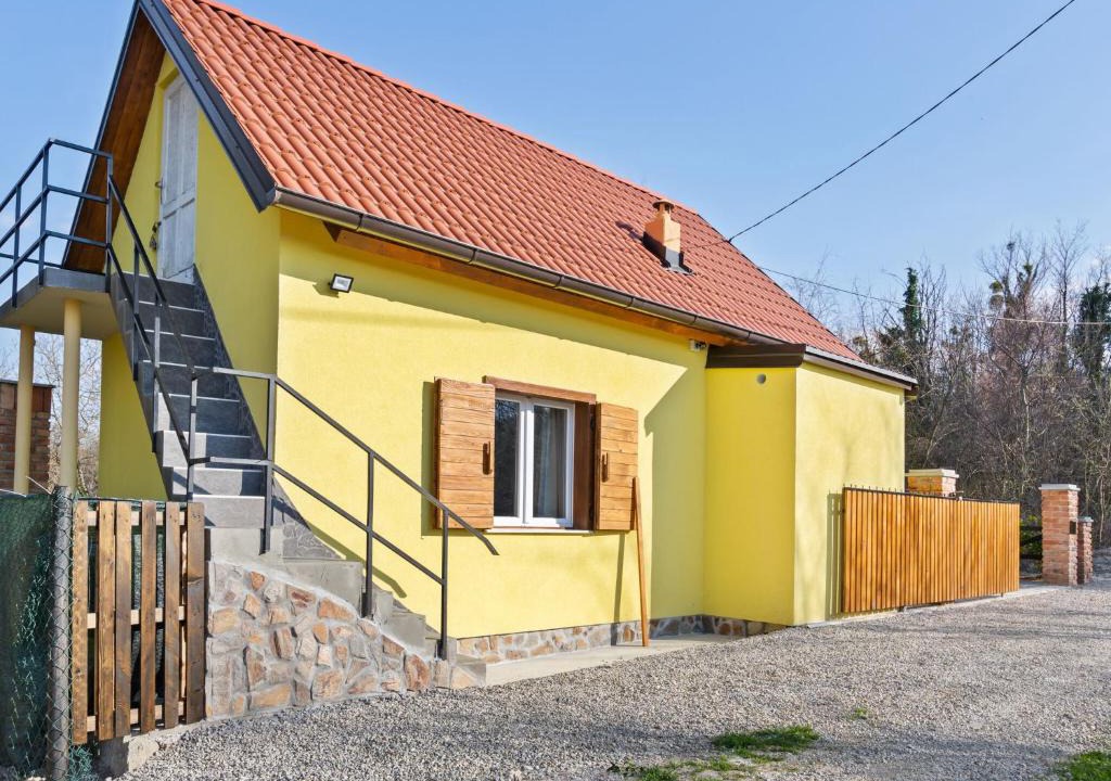 Donja Stubica House | Rustic Holiday Home in Donja Stubica with Terrace