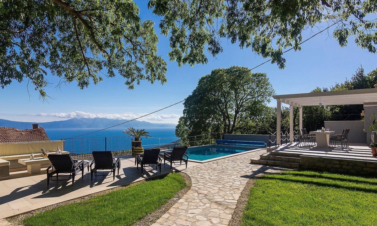 Zaostrog House | Schönes Steinhaus mit beheiztem Pool, Terrasse m by Interhome