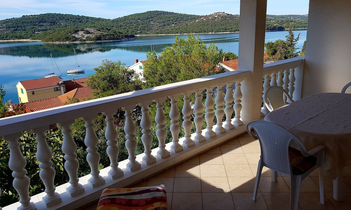 Tijesno Apartment | Sea view and seafront Villa Dolores in Tisno on the Dalmatian coast