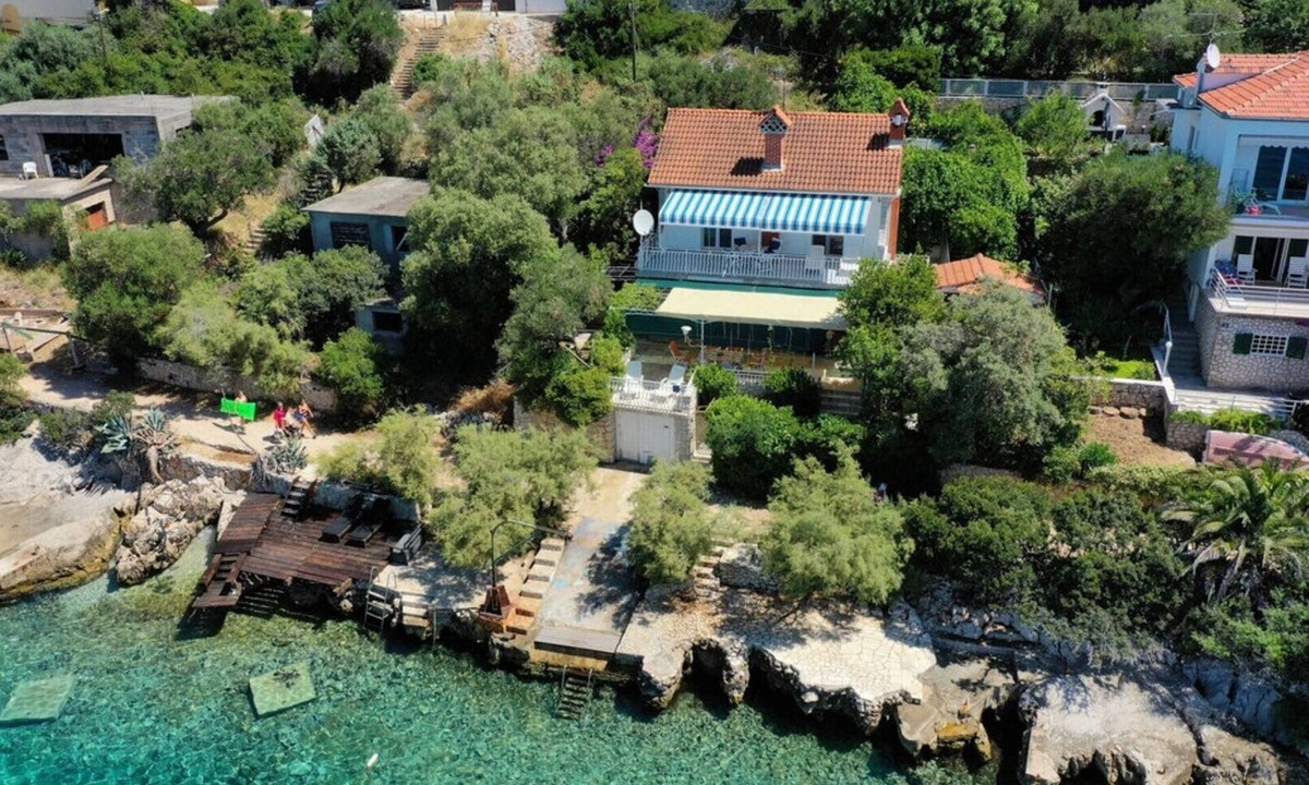Businci House | Seafront Holiday Home