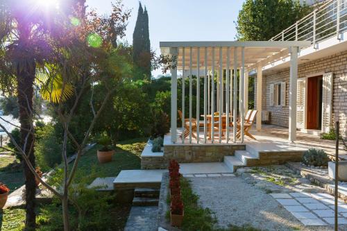 Businci Apartment | Secret Garden Barada Beach Apartment