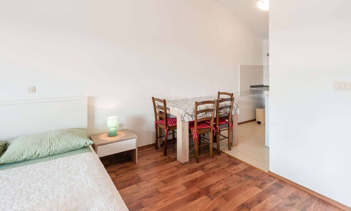 Posedarje Apartment | Serene Holiday Home in Posedarje near Sea