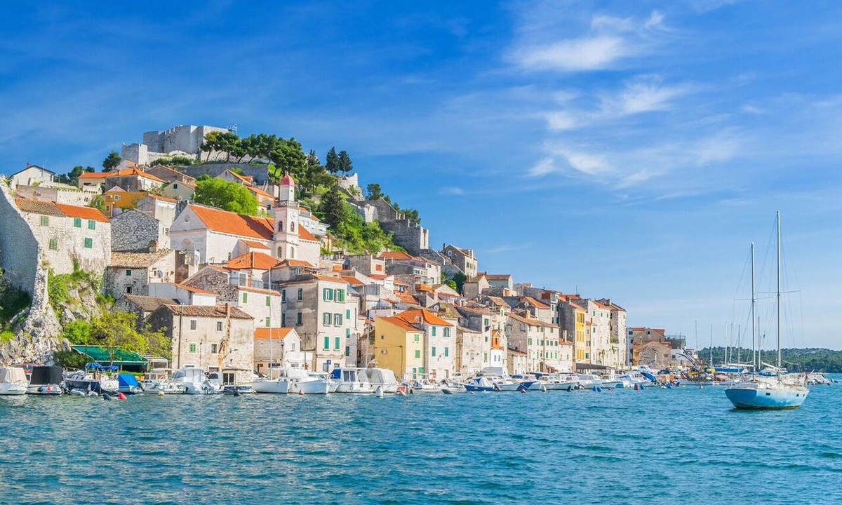 Sibenik Boat Rental | Sibenik Sunshine Sailing: A Luxurious Croatian Beach Experience