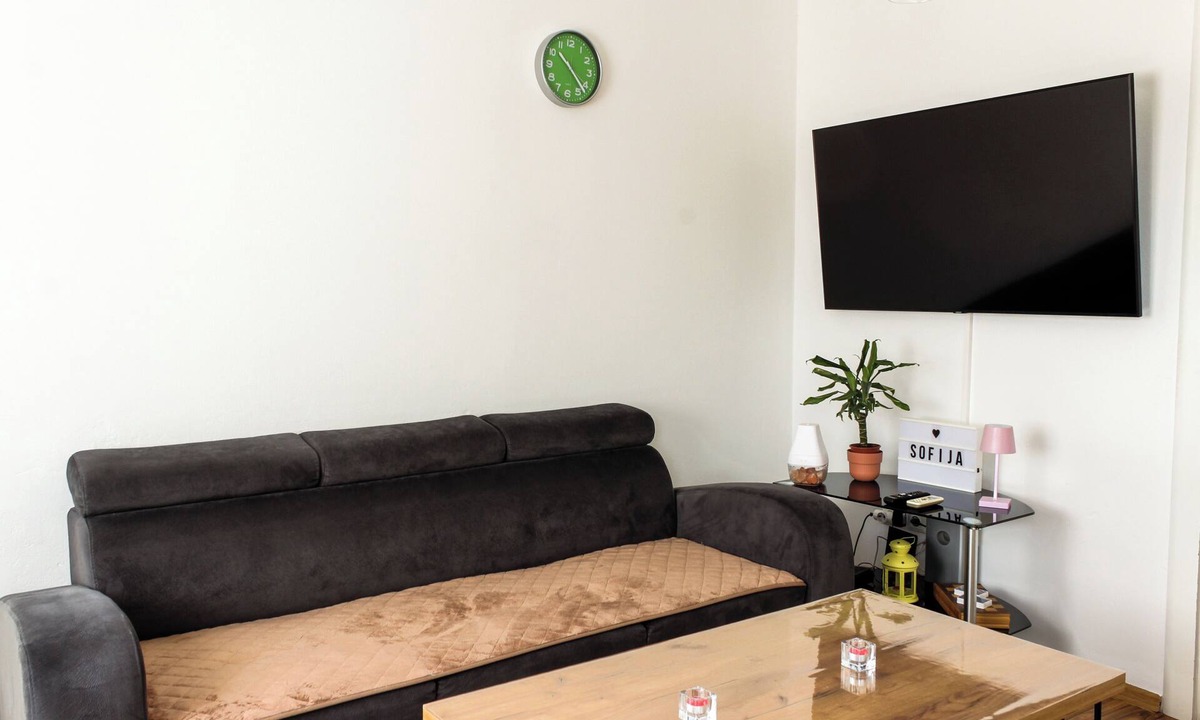 Doboj Apartment | Spacious 2-bedroom Apartment w/Balcony & Free Parking – Ideal for Long Stays