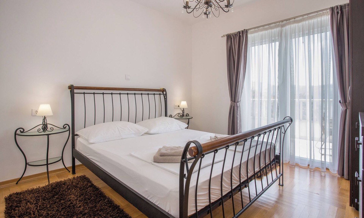 Mastrinka Villa | Spacious 4-bedroom villa Calluna in wonderful Mastrinka with AC