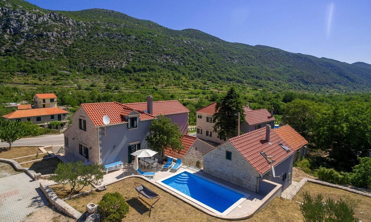 Tucepi Villa | Spacious 4BD Villa for 8 with a heated pool, in a quiet countryside setting