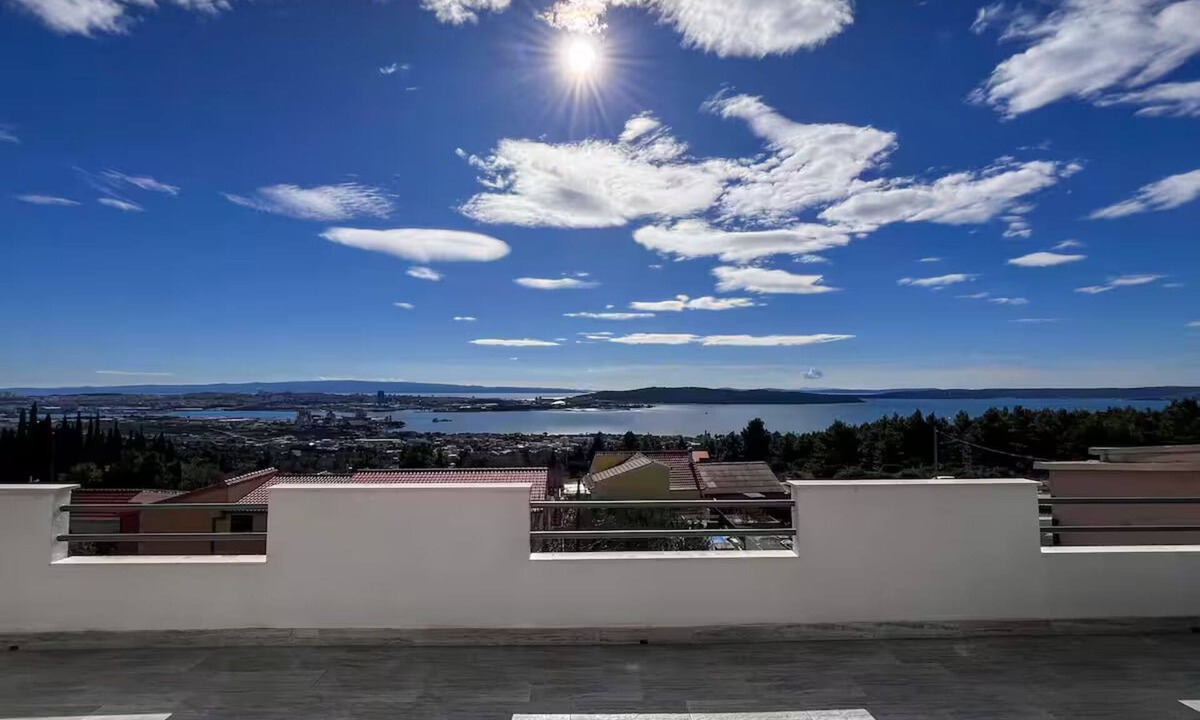 Kastel Sucurac Apartment | Spacious 5-bedroom/duplex apartment with amazing view near Split centre.