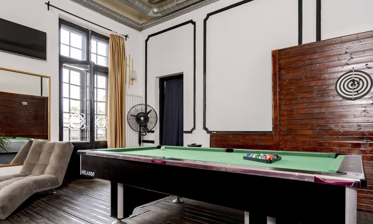 Bucharest City-Centre Apartment | Spacious 5-bedroom apartment with AC, WiFi in brilliant Bucharest