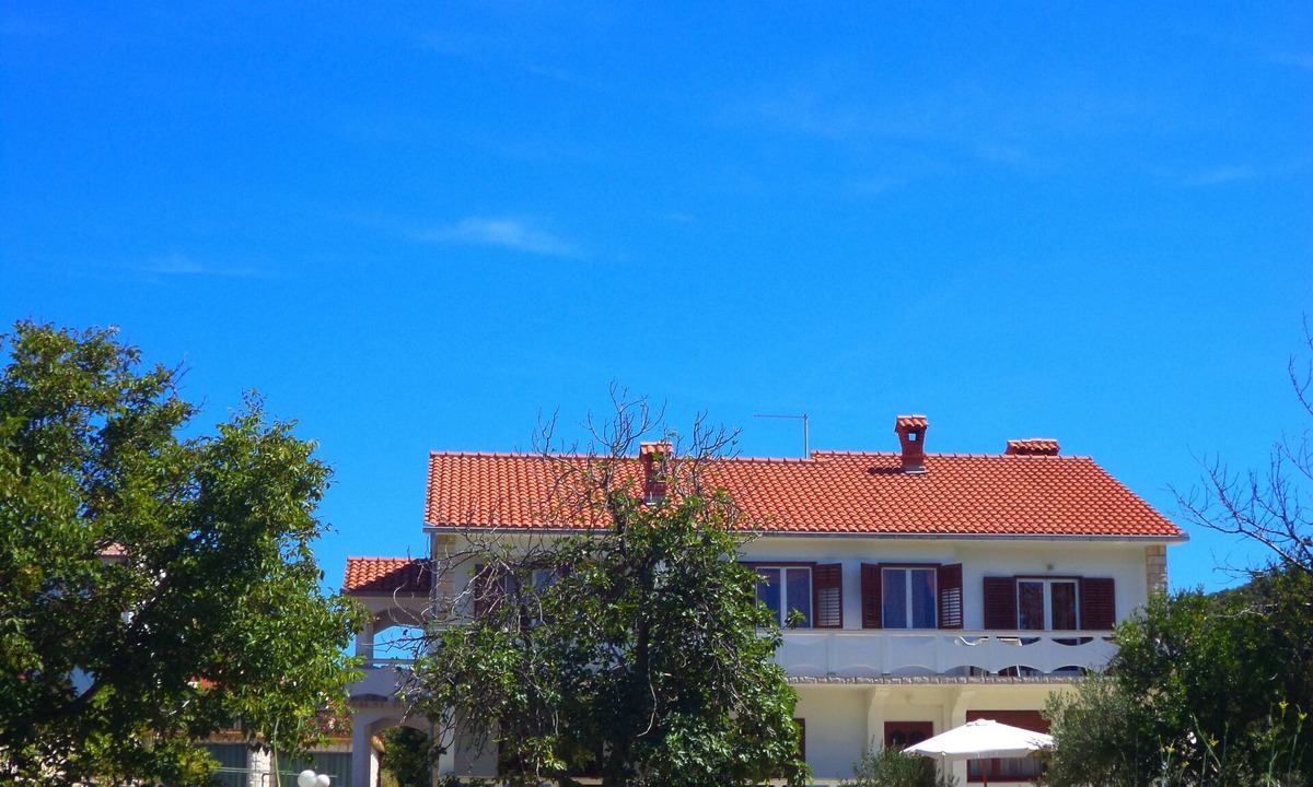 Kampor Apartment | Spacious and Sunny Apartment on Island Rab