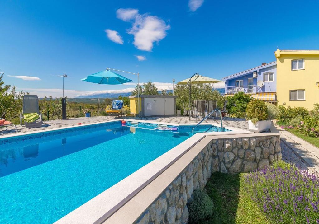 Podgradina Apartment | Spacious Apartment in Podgradina with Pool