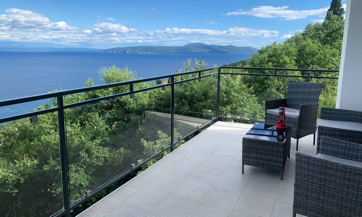 Medveja Apartment | Spacious apartment with a beautiful view of the sea