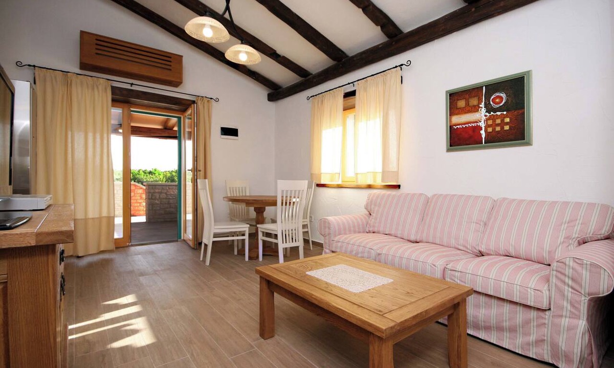 Primosten Burnji Apartment | Spacious First-Floor Apartment with Pool & Countryside Views