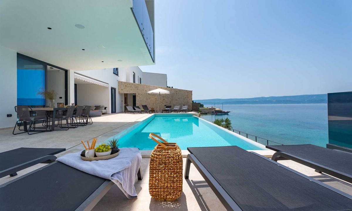 Omis Villa | Spacious Luxury 5-BR Villa for 10 by the sea, with infinity pool