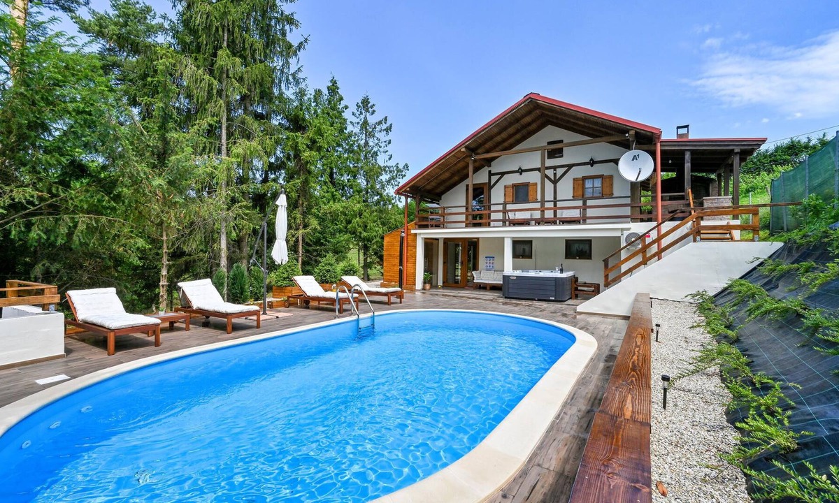 Gornji Kneginec House | Spacious modern cottage in Tur?in inland Croatia, close to a lake and a town.
