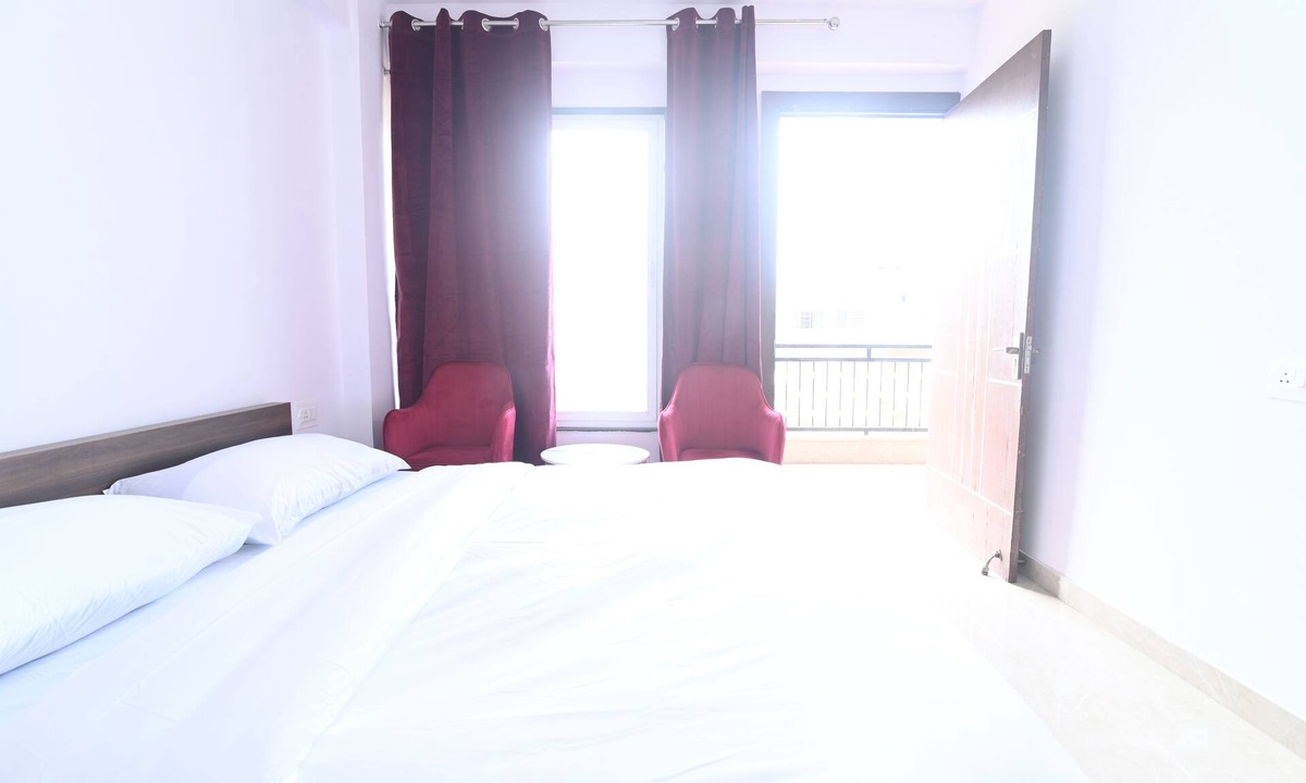 Sat Bari Apartment | Spacious & Sustainable 3-bedroom apartment in Chattarpur,New Delhi with AC, WiFi