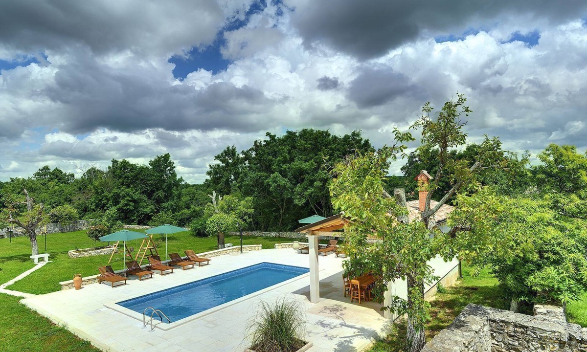 Rojnici House | Spacious villa with private pool, volleyball court and barbecue area