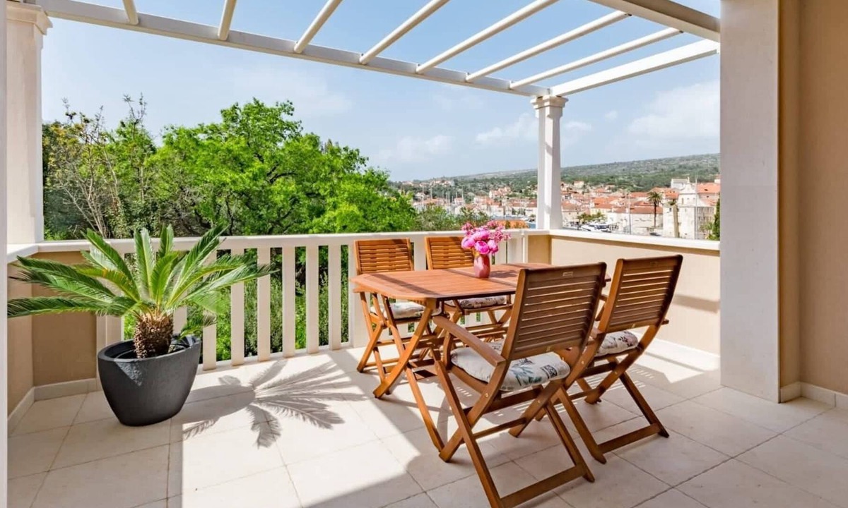 Milna (Brac) Apartment | SPECIAL OFFER! Modern 4*** apartment w/PRIVATE PARKING,5 minutes to center!