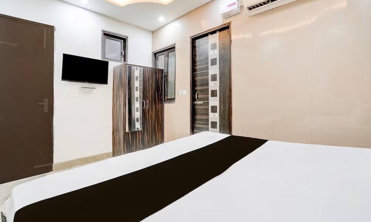 New Delhi Hotel | Starx Signature Plaza Near Karkardooma Metro Station