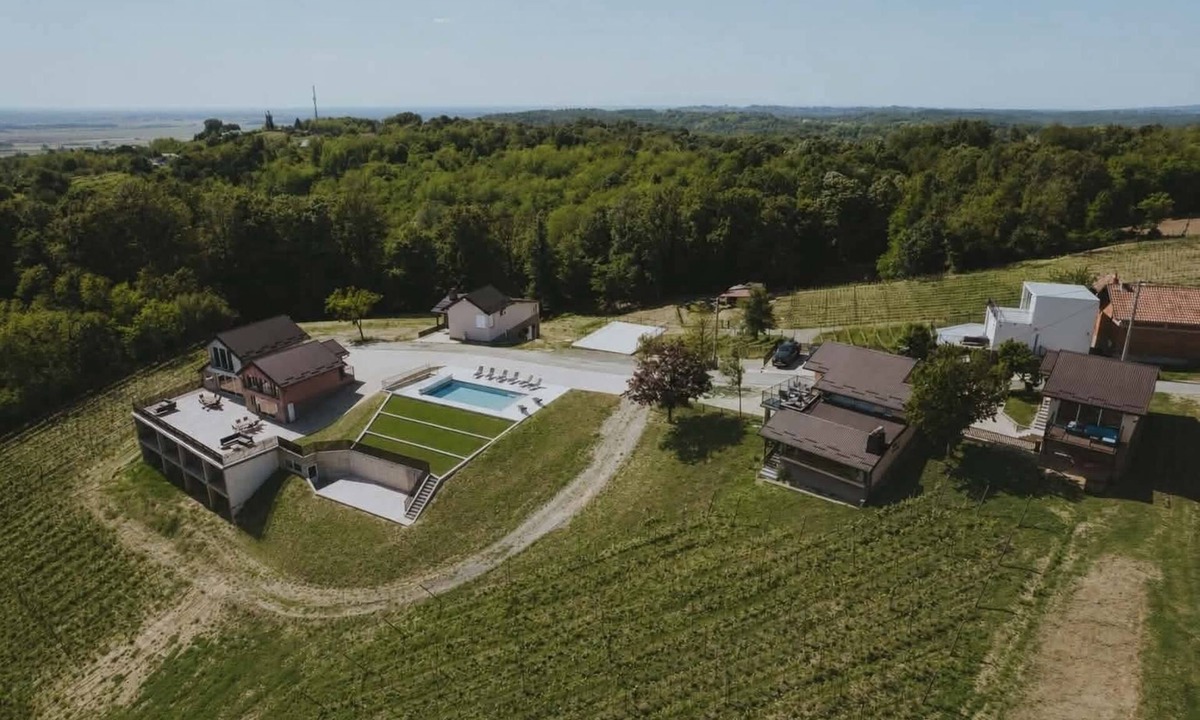 Kutina House | Stay among vineyards with a bathtub and nature views