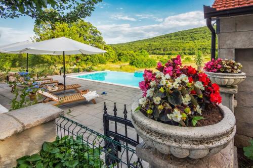 Trilj Villa | Stone Garden Villa, Heated Pool & Outdoor Cinema
