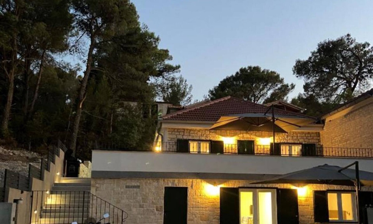 Donji Karin House | Stone House Kostela - 3 Bedroom Holiday Home with Swimming pool