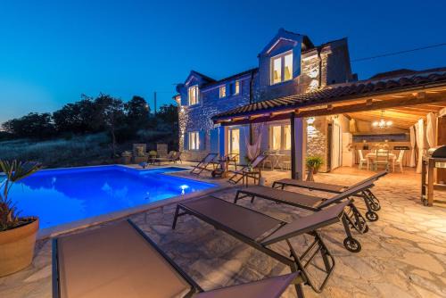 Pakostane Villa | Stone Villa Cara d Oro - Heated Infinity Pool & Views