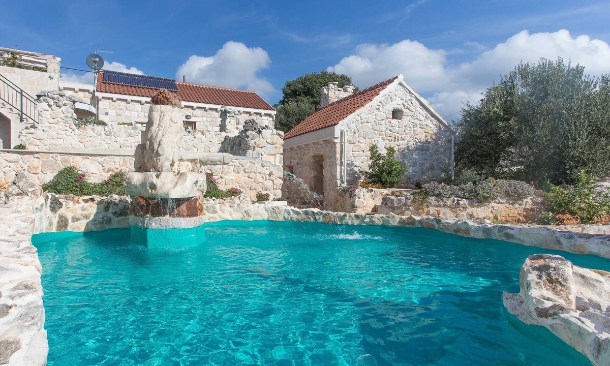 Vrsine House | Stonehouse Marina - Estate With A Two Private Pools
