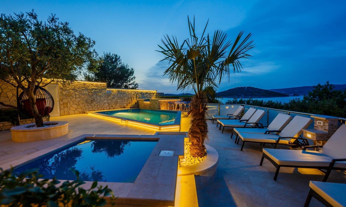 Razanj House | Strandnahes Ferienhaus mit Garten in Ražanj by Interhome