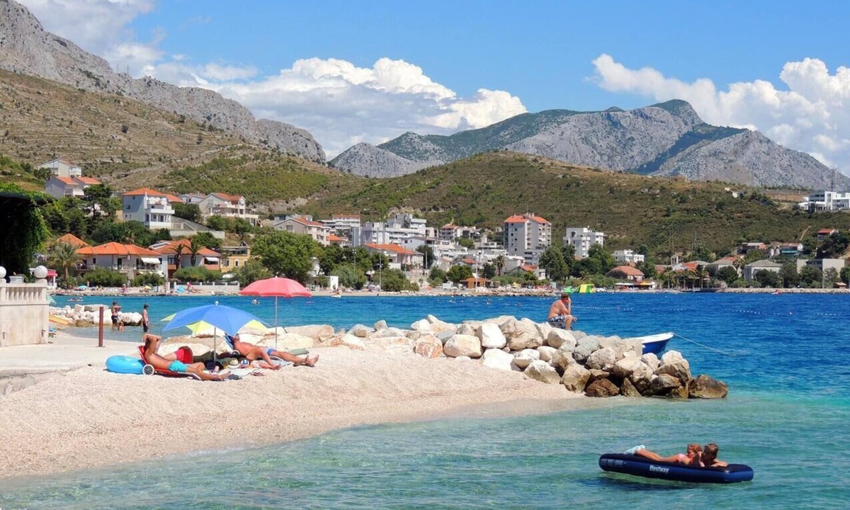 Dugi Rat Apartment | Studio flat with air-conditioning Mali Rat, Omiš (AS-18485-d)