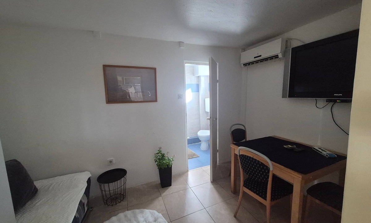 Gornji Karin Apartment | Studio flat with air-conditioning Gornji Karin, Novigrad (AS-21514-a)