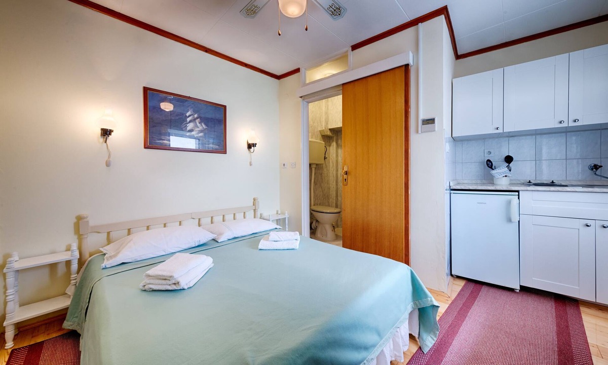 Komiza Apartment | Studio flat with terrace and sea view Komiža, Vis (AS-2431-c)