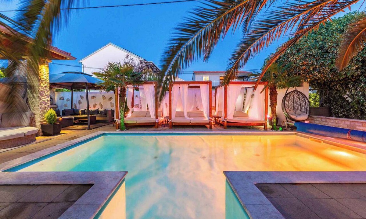 Sukosan Apartment | Studio with pool, hot tub and sauna