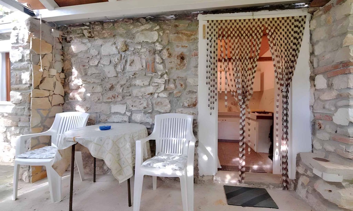 Veli Losinj Apartment | Studio with terrace in a residential area