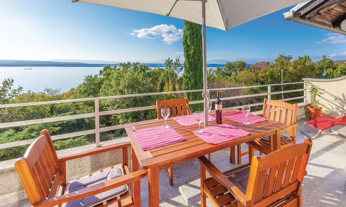 Dramalj Apartment | Stunning apartment in Dramalj with house sea view