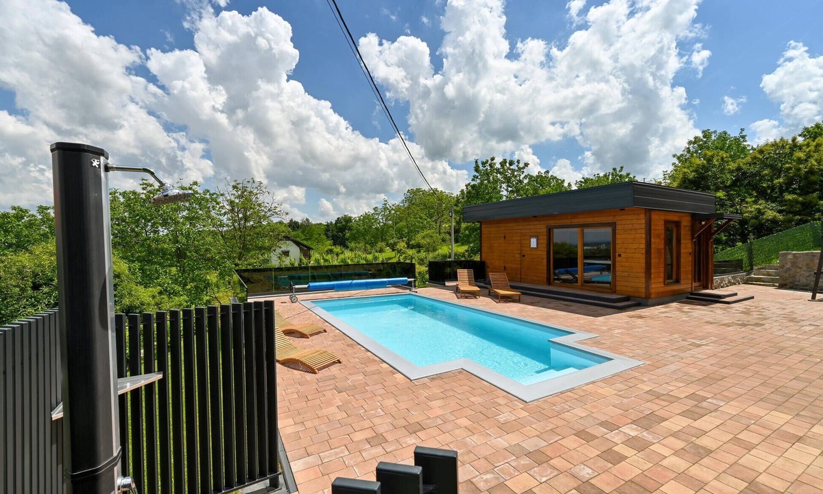 Ludbreg House | Stunning home in Vinogradi Ludbreski with sauna