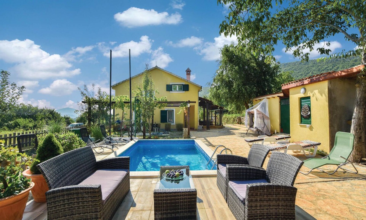Dicmo House | Stunning home in Dicmo