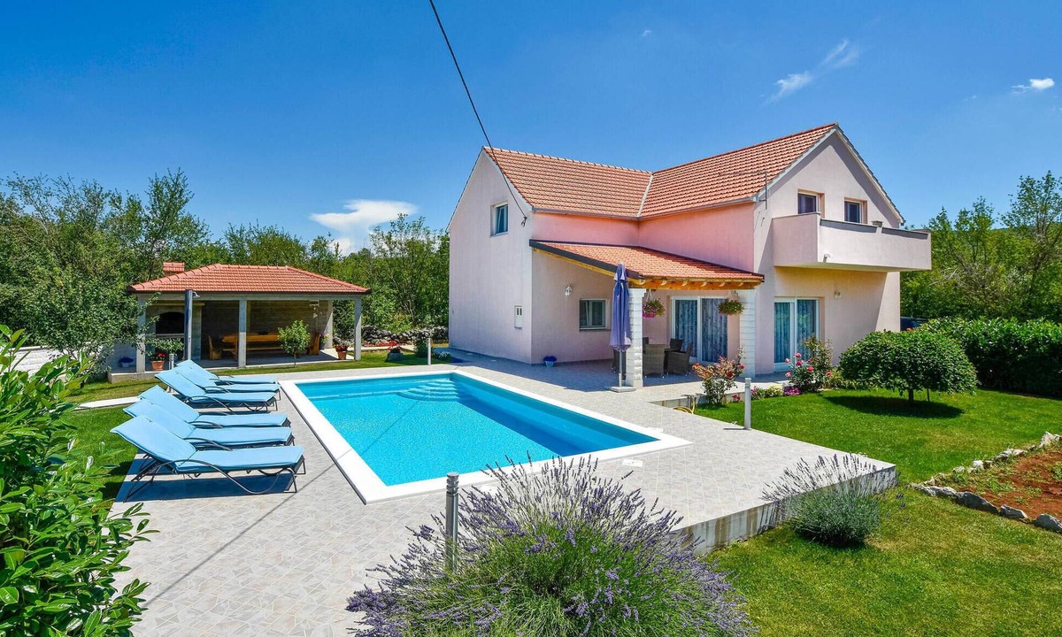 Dugopolje House | Stunning home in Dugopolje with sauna