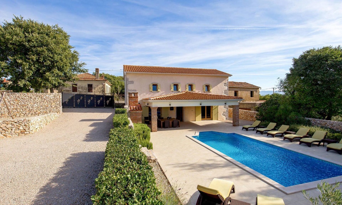 Garica House | Stunning home in Garica