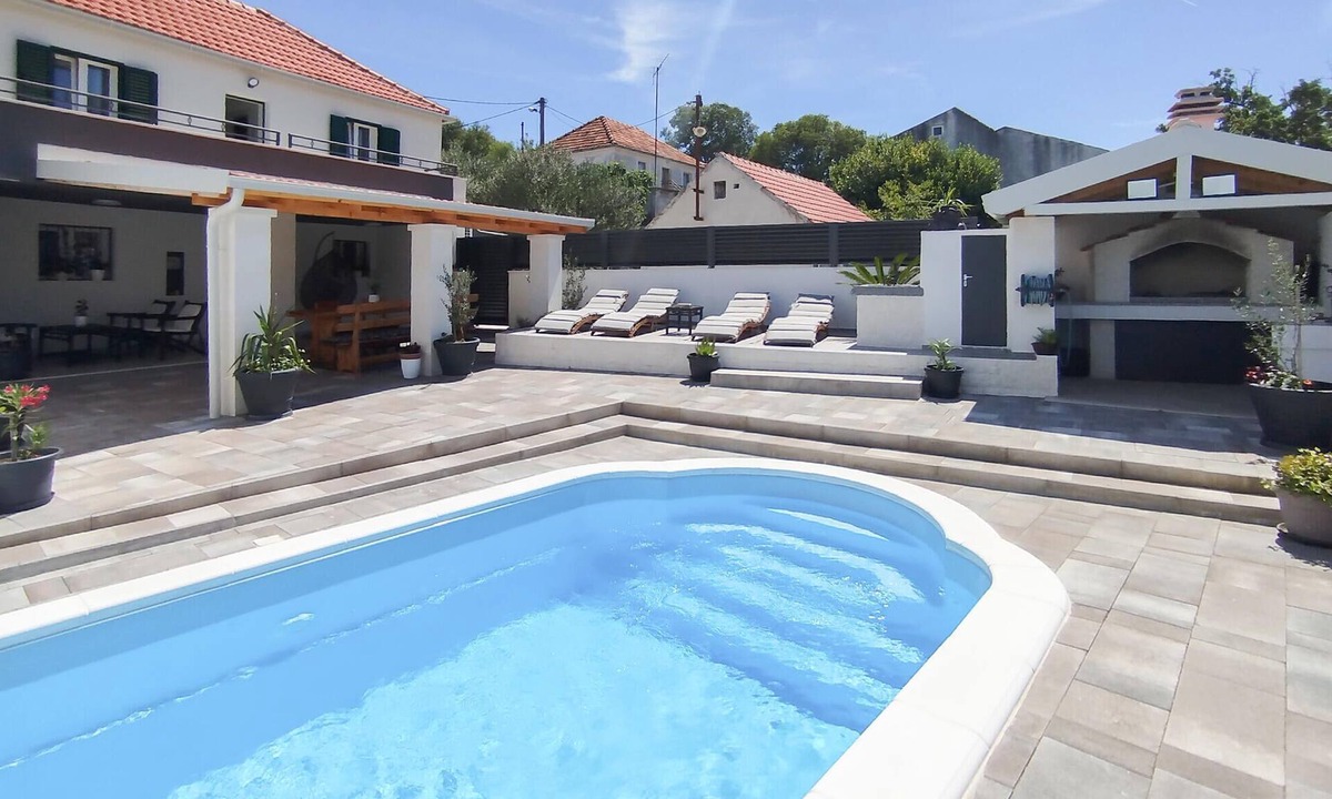 Ljubitovica House | Stunning home in Ljubitovica