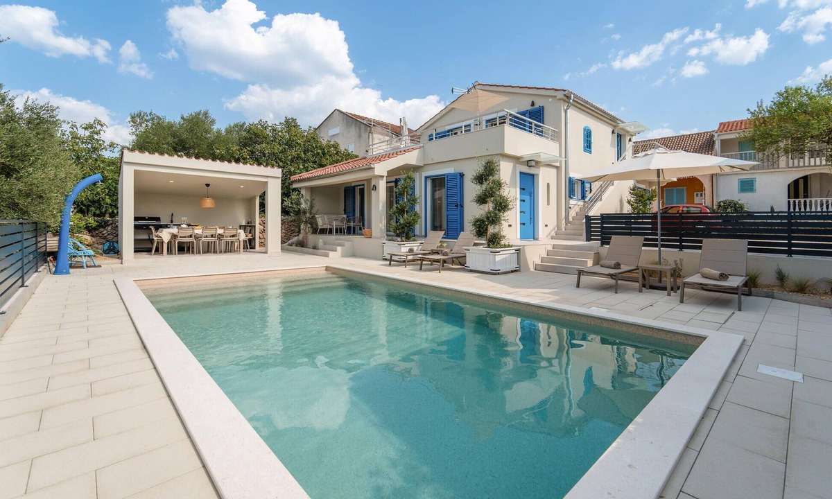 Zdrelac House | Stunning home in Zdrelac with private swimming pool, can be inside or outside