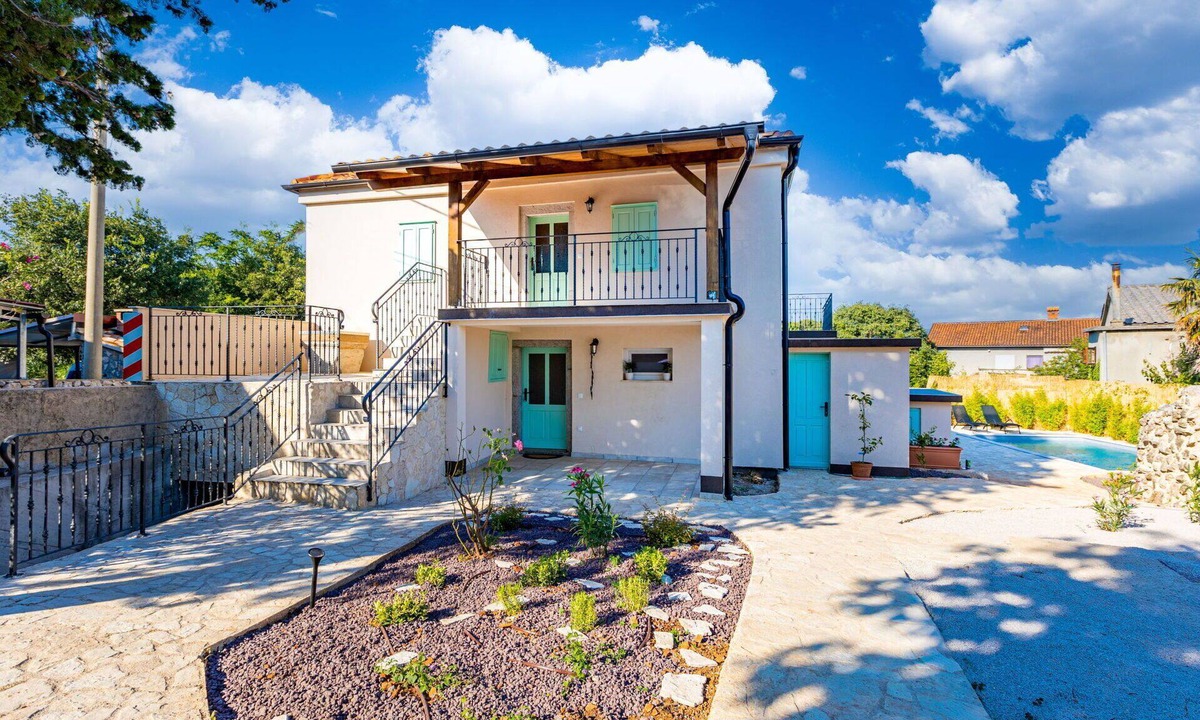 Garica House | Stunning private villa for 8 people with WIFI, private pool, A/C, TV and terrace