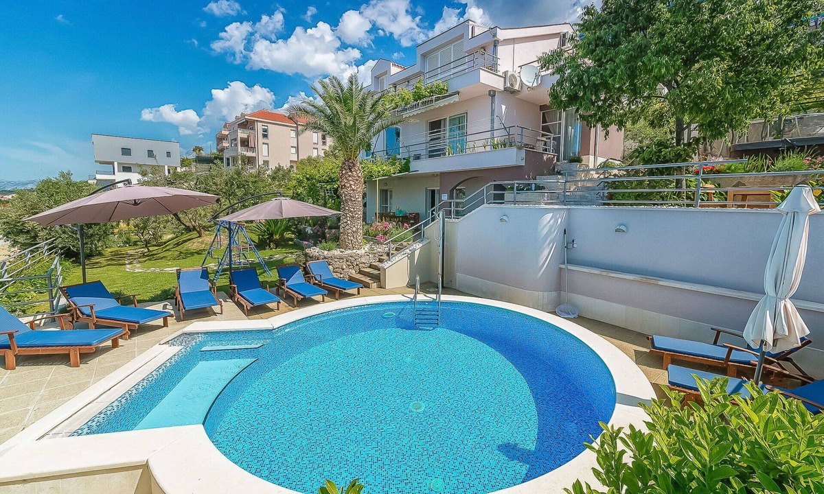 Bidol Villa | Stunning private villa for 10 people with hot tub, WIFI, A/C, private pool, TV, terrace and park.