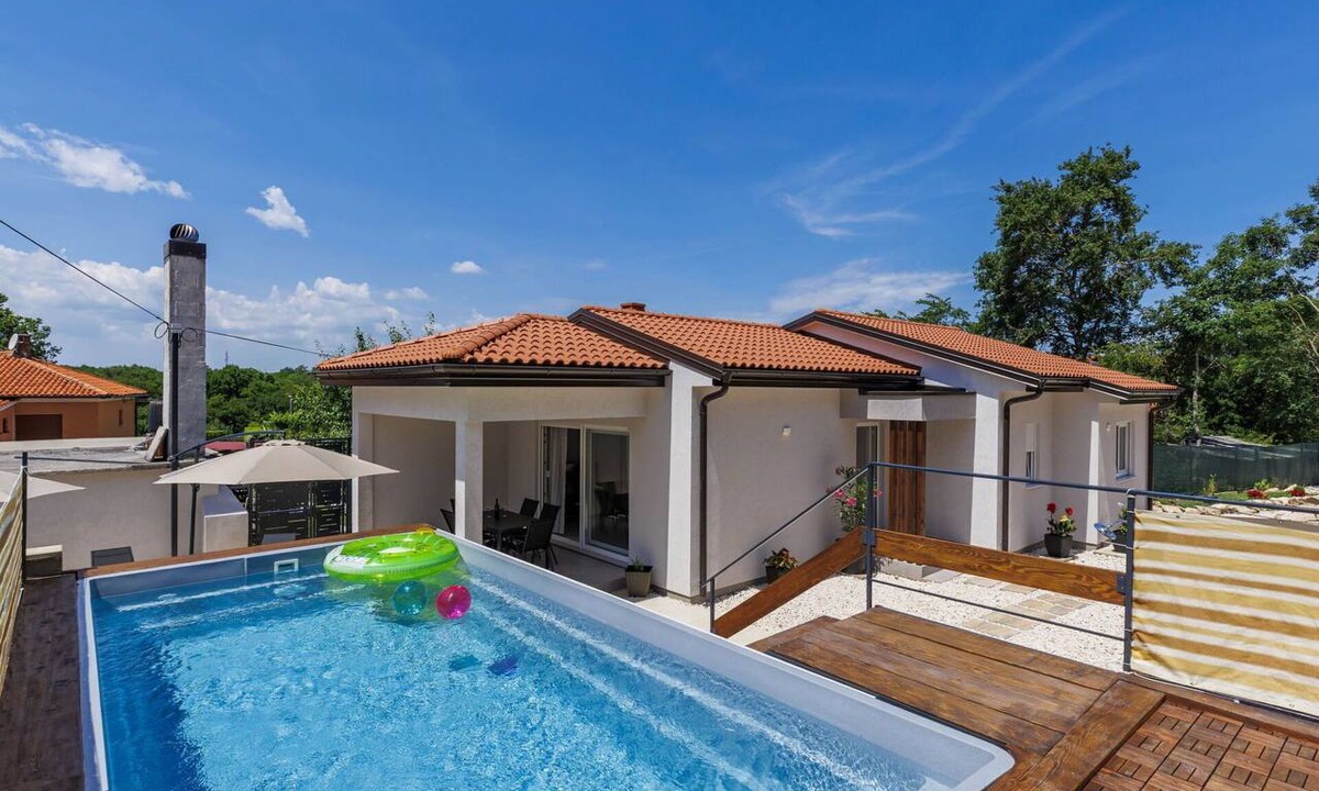 Strmac House | Stunning private villa for 6 people with WIFI, private pool, A/C, TV and terrace