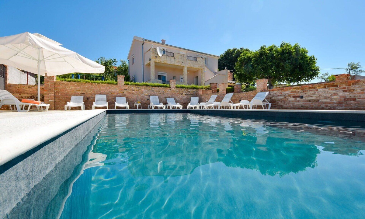 Benkovac House | Stunning private villa for 10 people with WIFI, private pool, A/C, TV and terrace