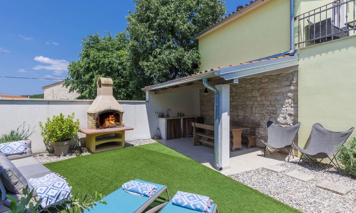 Bubani House | Stunning private villa for 4 people with A/C, WIFI, hot tub, TV and terrace