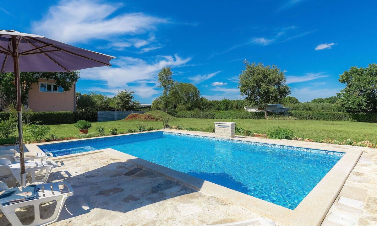 Muntic House | Stunning private villa for 9 people with A/C, WIFI, private pool, TV and patio