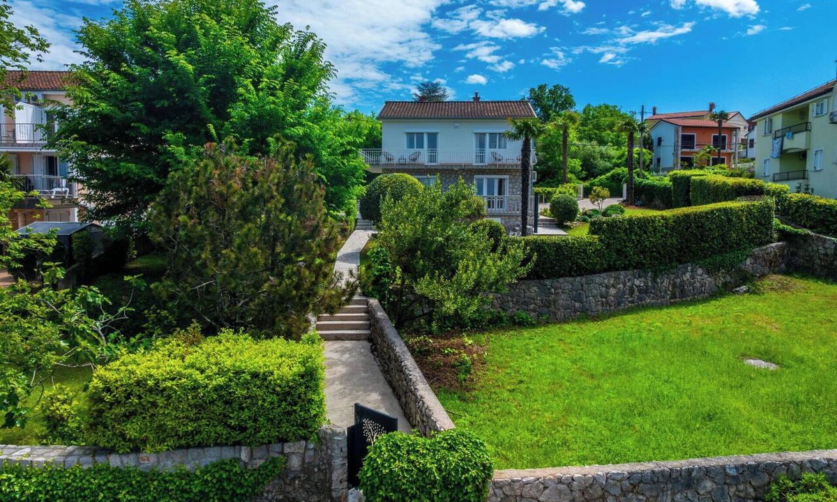 Vantacici House | Stunning private villa for 6 guests with A/C, WIFI, TV and terrace