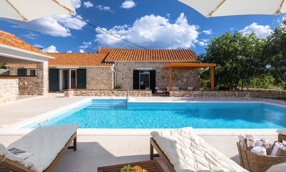 Primosten House | Stunning private villa for 8 people with private pool, A/C, WIFI, TV and terrace